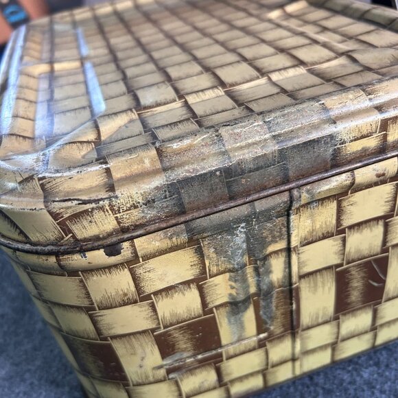 VTG METAL TIN TAN WOVEN WEAVE PATTERN PICNIC BASKET W/ HANDLES 13”x5”x 8.5” - Picture 3 of 16